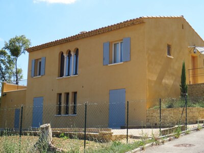 New Provencal house with superb views of the dome of Apt, Luberon