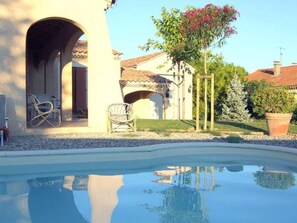  La terrasse + l'entrée de la piscine : eau de 25 à 30° (Les arbres ont poussé!)