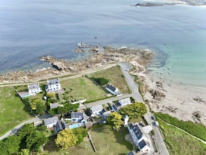 La maison en bord de mer , un espace protégé du vent autour de  sa piscine