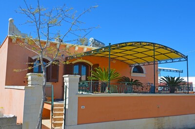 Villetta und Armaturen, große Terrasse mit Blick aufs Meer