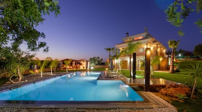 Luxus-Villa mit beheiztem Pool und Fallendes Wasser