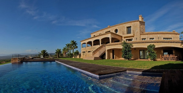 Private infinity pool and jacuzzi