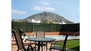 Vistas del jardin , con el Majestuosos castillo del Montgri