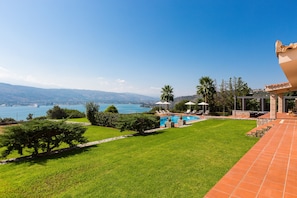 While offering privacy, the Villa is close to shops and restaurants.