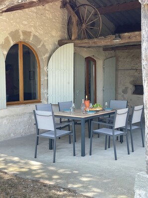 Eating outside can be in the shade of the trees, in the sunshine or undercover.
