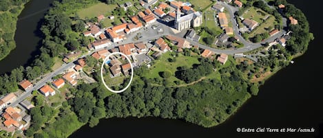 La métairie de Fond-Guibert au centre du village