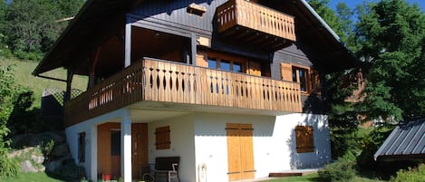 La facade avant avec un jardin pour les enfants en toutes saisons.