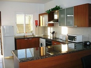 Modern fuly fitted kitchen