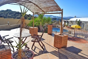 SHADED AREA FOR EVENING DRINKS 