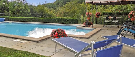 Private pool in the mountains for total relaxation....