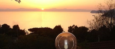 Tramonto sulla Corsica e l'isola di Pianosa