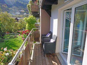 Pflanze, Gebäude, Holz, Interior Design, Schatten, Veranda, Hütte, Wohngebiet, Abstellgleis, Baum