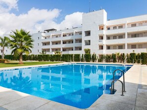 L'Eau, Bâtiment, Plante, Propriété, Nuage, Ciel, Piscine, Bleu Azur, Fenêtre, Arbre