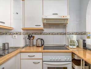 Cabinetry, Comptoir, Propriété, Evier, Cuisine, Cuisinière, Appareil De Cuisine, Électroménager, Tiroir, Design Intérieur