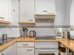 Cabinetry, Comptoir, Propriété, Evier, Cuisine, Cuisinière, Appareil De Cuisine, Électroménager, Tiroir, Design Intérieur