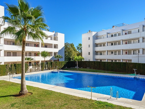 L'Eau, Bâtiment, Plante, Jour, Ciel, Fenêtre, Piscine, Bleu Azur, Arbre, Maison
