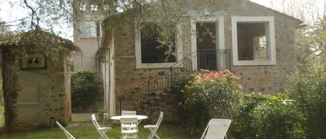 façade sud: escalier d'accès à loggia et entrée; jardin privatif; pigeonnier