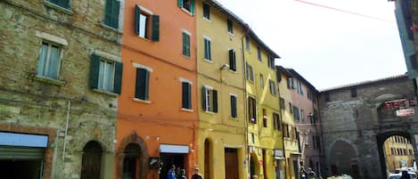 La casa è a un passo dalla Porta San Pietro, lungo il centrale Corso Cavour