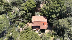 Hintere Seite des Hauses mit Terrasse mit Meerblick - Ausschnitt des Grundstücks