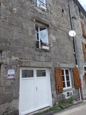13 rue d'Armagnac, locatif au dessus du garage aux portes blanches