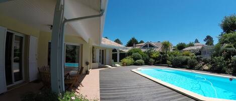 piscine  10 x 4 et la terrasse couverte avec coin repas
