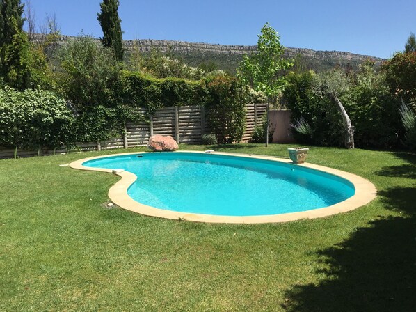 La piscine chauffée avec balnéo