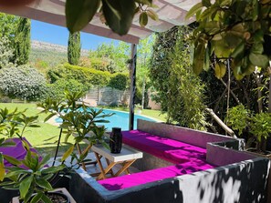 Espace détente et apéro au bord de la piscine