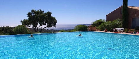 La piscine nord dite "piscine du haut" à quelques minutes au dessus de la maison