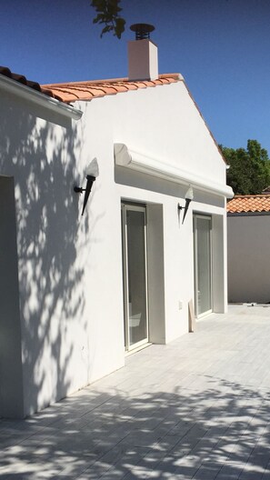 La terrasse, très à l'abri est bien ensoleillée et très grande