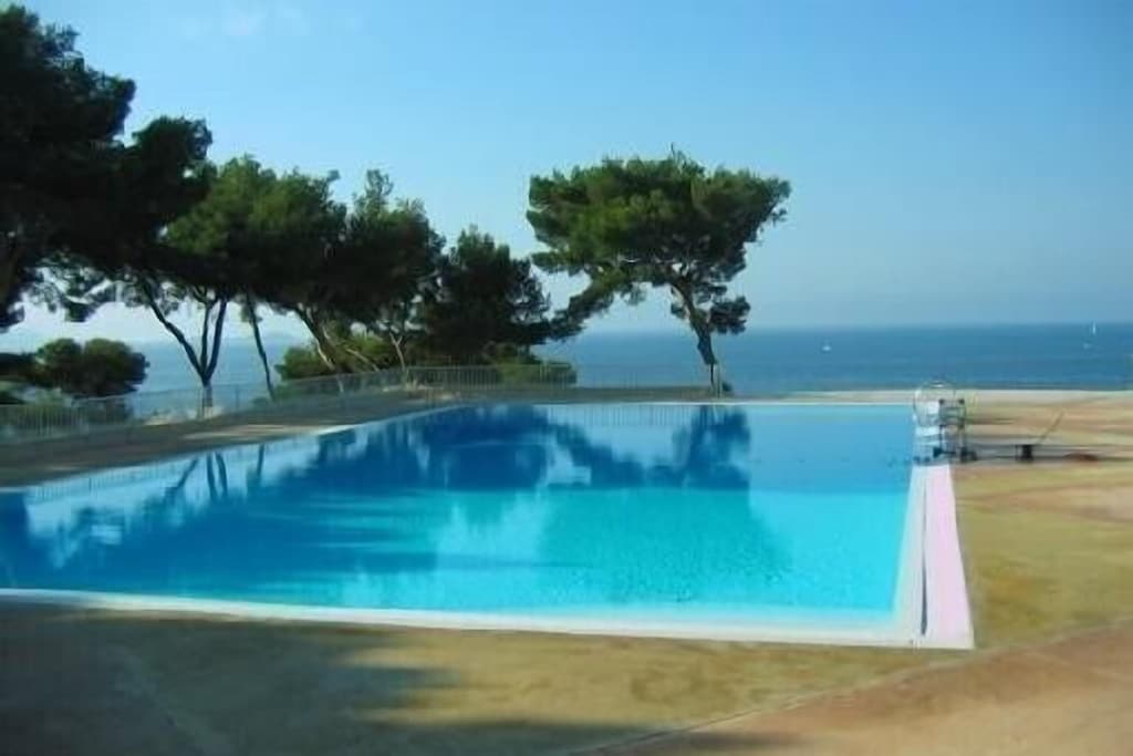 Appart d'exception en DUPLEX en FRONT De MER + Piscine tennis à Bandol