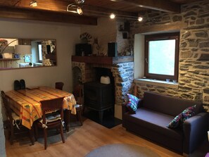 Salon - salle à manger attenant à la cuisine