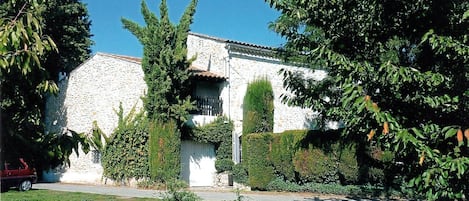 Mas traditionnel calme et idéalement situé. Traditional Provence country house.