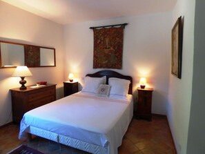 Provencal farmhouse with swimming pool, 2 bedrooms, 2 bathrooms