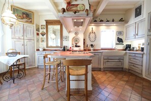 Provencal farmhouse with pool, 2 bedrooms, 2 bathrooms and kitchen
