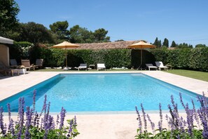 Provencal farmhouse with pool, 2 bedrooms, 2 bathrooms and terrace