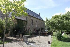 Façade arrière, coté terrasse au bord de la rivière