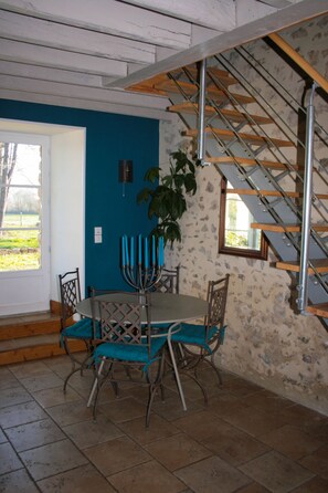 Table  dans le salon pour les petits déjeuners et diners