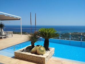 piscine à débordement avec vitres de protection avant renovation carrelage