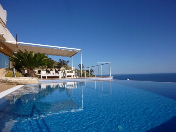 piscine à débordement et terrasse