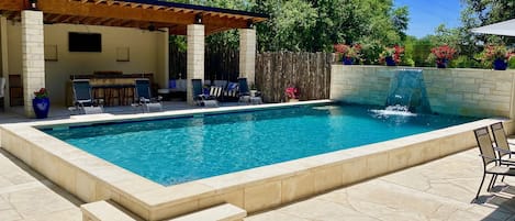 Agua Bonita - Stunning outdoor entertainment home with barefoot luxury of soft white rock patio and pathways. Waterfall, colored underwater lights and deep aqua marine pool. Perfection!