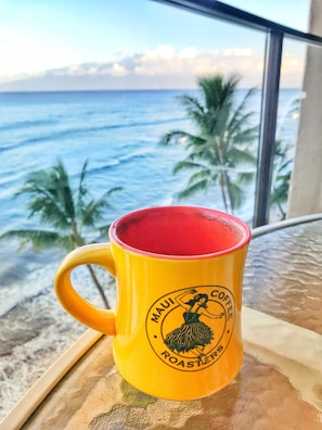 E!njoy your morning coffee on the lanai!