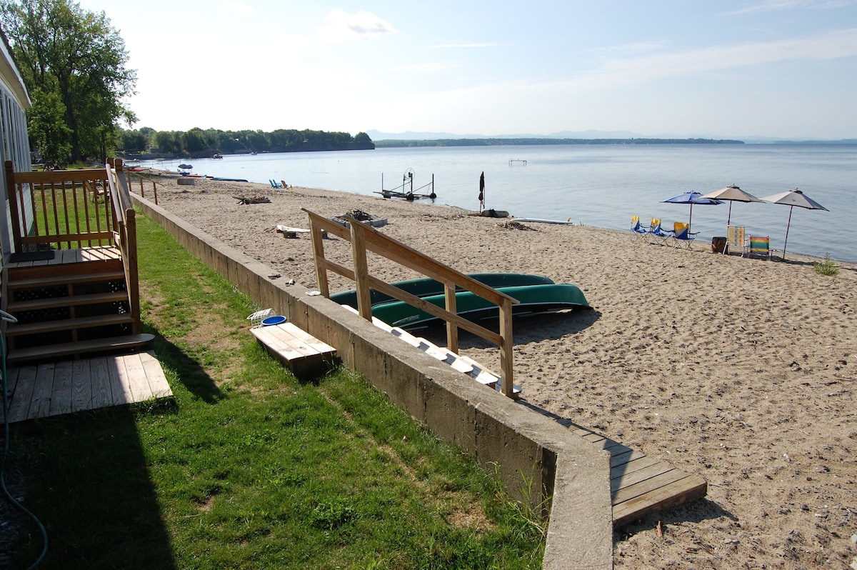 Large beachfront family cottage on the sandy beach at Colchester Point