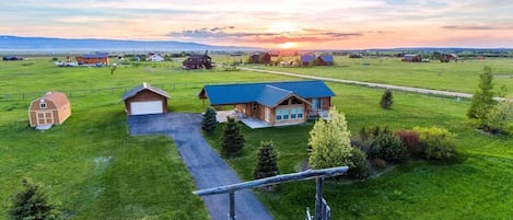 Surrounded by greenery and gorgeous views,this cozy cabin property provides opportunities for both relaxation and outdoor adventure.