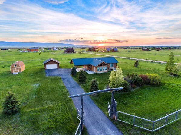Surrounded by greenery and gorgeous views,this cozy cabin property provides opportunities for both relaxation and outdoor adventure.