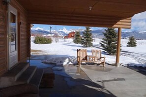 The property is especially beautiful when surrounded by a fresh blanket of snow, and is close to skiing locations