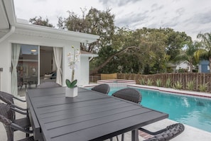 Beautiful Pool with Outdoor Dining