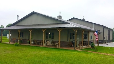 Family Friendly Lodge, 5 mi to Jim Edgar Panther Creek State Wildlife Area