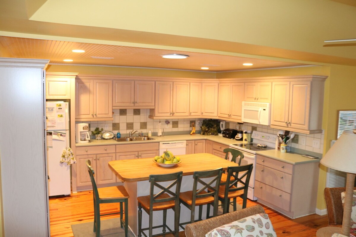 BEST LAGOON LOCATION! WALK TO BEACH! FREE POOL!