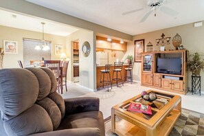 Branson Condo | Treehouse | Living