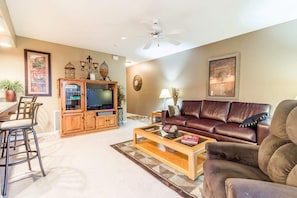 Branson Condo | Treehouse | Living